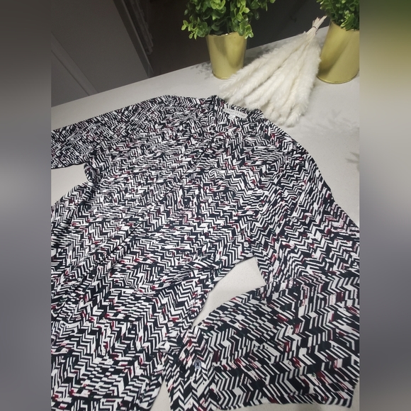 NWOT LARRY LEVINE Magnifique chemisier fluide neuf à motifs délicats - Picture 2 of 7